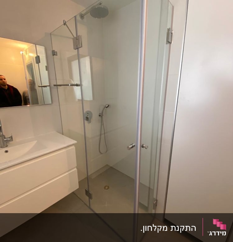 מקלחון זכוכית עם ראש מקלחת עגול וברז ידני